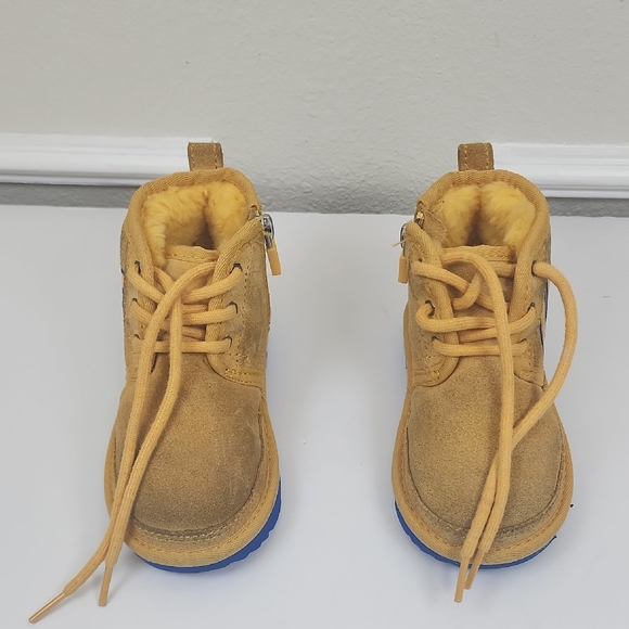 UGG Unidex Kids' Neumel Graphic Outline yellow ankle boots size 9 - Picture 2 of 10